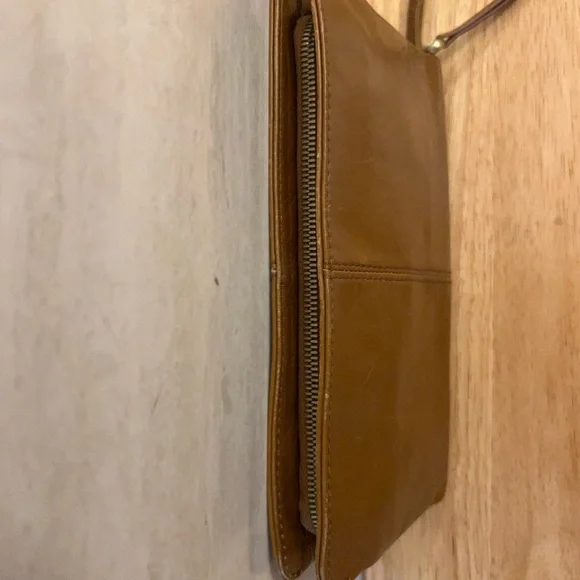 HOBO Evolve Wristlet in leather. - Picture 11 of 12